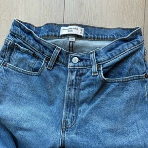 Abercrombie & Fitch AF Curve Love baggy mid rise mid wash